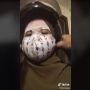Lagi Perawatan tapi Lapar, Perempuan Ini Santai Jajan sambil Maskeran