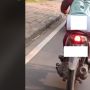 Pasang Pengumuman Unik, Aksi Ibu Hamil Naik Motor Disanjung