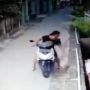 Bikin Emosi, Viral Emak-emak Diam-diam Buang Sampah di Depan Rumah Orang