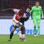 Kocak! Tendangan Penalti Wonderkid Ajax Melambung Hingga Keluar Stadion