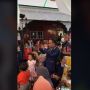 Istri Jadi Rebutan Tamu, Viral Pengantin Pria Ini Diminta Jadi Tukang Foto