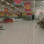 Supermarket Giant Tutup Seluruh Gerai, Para Karyawan Nangis Berpelukan