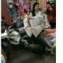 Aksi Wanita Cantik Bawa Barang Naik Motor Jadi Sorotan, Aman Nggak Tuh?