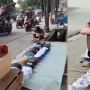 Bikin Mewek, Bapak Tua Tertidur di Pinggir Jalan Gegara Dagangan Sepi