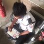 Viral Foto Satpam Makan Nasi Lauk Bawang Mentah, Alasannya Bikin Haru