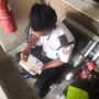 Viral Satpam Makan Nasi hanya dengan Potongan Bawang, Ini Faktanya