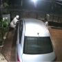 Tak Sampai 10 Detik, Maling Gasak Spion Mobil yang Terparkir di Garasi