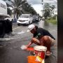 Bukan di Sungai, Pria Ini Pilih Jalan Raya sebagai Tempat Cuci Baju