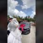 Umur 18 Tahun Menikah, Pria Ini Beri Kejutan Mobil Mewah untuk Istri