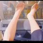 Video Ngerinya Selonjoran Kaki di Atas Dashboard Mobil, Bikin Merinding!