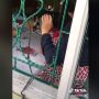 Aksi Gadis Menyelinap Lubang Kecil Teralis, Warganet Salfok: Kok Muat Woy