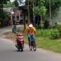 Viral Aksi Pesepeda Tuntun Motor Bikin Heboh, Bukan Kaleng-Kaleng nih