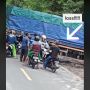 Detik-detik Pengendara Terobos Kolong Truk Trailer, Warga Histeris