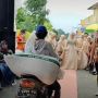 Jalan Dikepung Tenda Pernikahan, Aksi Pemotor Nyelonong Jadi Perdebatan
