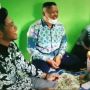 Aksi Kocak Bocah Santuy Duduk di Pangkuan Wanita Ini saat Prosesi Lamaran