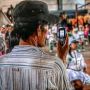 Bahagia Sederhana, Bapak Ini Abadikan Momen Anak Menari dengan Ponsel Jadul