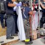 Seorang Wanita Ditemukan Telanjang setelah Terjebak di Selokan 3 Minggu