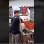 Rezeki Nomplok! Baru Sampai Lapak, Dagangan Pria Ini Langsung Diborong