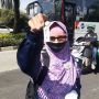 Marah Dilarang ke Sidang, Ibu-ibu Pendukung Rizieq Acungkan Alat Tes Covid