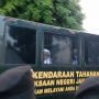 Diangkut Mobil Tahanan, Rizieq Dadah-dadah ke Simpatisan usai Jalani Sidang