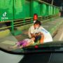 Viral Kakak Beradik Duduk Lesu di Jalan Larut Malam, Kisahnya Mengharukan