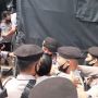 Bentrok dengan Polisi, Pendukung Rizieq Kompak Berselawat Menuju Sidang