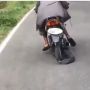Potret Penyiksaan Motor Bikin Ngilu, Dikendarai Tanpa Gunakan Ban Luar
