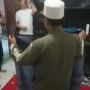 Aksinya Viral! Pria Ini Diklaim Bisa Keluarkan Uang Pakai Sarung Sakti