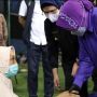 Kunjungi Korban Kebakaran Kilang Pertamina Balongan, Risma Pijat Bahu Warga