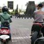 Pria Berkaus Tulisan Polisi Tak Pakai Helm saat Berkendara, Ini Faktanya
