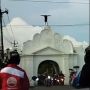 Viral Pemuda Panjat Plengkung Gading, Panen Hujatan Warganet