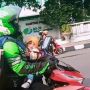 Potret Ojol Kerja Gendong Anak, Barang di Jok Belakang Jadi Sorotan