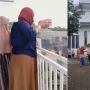 Viral Emak-emak Sebar Uang Rp 100 Juta, Publik Curiga Hanya Demi Konten