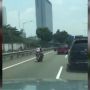 Aksi Emak-Emak Bonceng Dua Anaknya Naik Sepeda Motor Masuk Jalan Tol