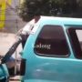 Otot Kawat Kaki Baja, Cara Dorong Mobil Kelewat Ekstrem Ini Bikin Ternganga