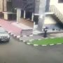 Rekaman CCTV Aksi Terduga Teroris di Mabes Polri Hingga Tergeletak
