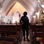 Gegana Brimob Polda Maluku Sterilkan Gereja Jelang Ibadah Malam Natal