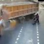 Aksi Ceroboh Pemotor Asal Menyeberang Berujung Petaka, 2 Truk Adu Banteng