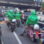 Naik Moge, Deretan Abang Ojek dengan Jaket Hijau Ini Bikin Warganet Salfok