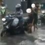 Waspada Cara Licik Jasa Dorong Motor untuk Terjang Banjir, Cek Bagian Ini