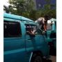 Antimainstream! Cara Pria Dorong Mobil Mogok Ini Jadi Sorotan