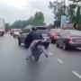 Heboh Pemotor Nyaris Celaka Gara-gara Mobil Pindah Jalur, Untung Selamat!