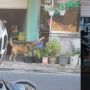 Wanita Berjilbab Ini Suka Beri Anjing Gorengan Dagangannya, Publik Terenyuh