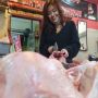 Penjual Ayam Cantik Ini Sampaikan Kabar Buruk, Ada Apa?