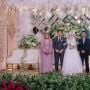 Haru! Viral Pria Hadirkan Mendiang Ayah di Foto Pernikahan Adiknya