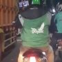 Nekat! Demam 'Ikatan Cinta', Driver Ojol Nonton Sambil Motoran