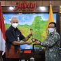 Jadi Penggerak Program Inklusi Terbaik, Jateng Terima Tiga Piala dari OJK