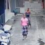 Viral Rekaman CCTV, Aksi Dua Emak-Emak Maling di Surabaya