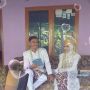 Pengantin Duduk di Teras Tanpa Pelaminan, Emak-emak Gelar Syukuran