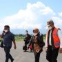 Kunjungi Lokasi Bencana, Risma Mendarat di Bandara Fransiscus Xaverius Seda